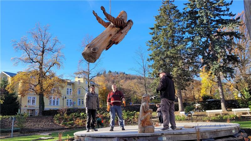 Eine nach der anderen werden die Figuren per Kran in Position gebracht. 