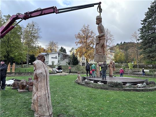 Eine nach der anderen werden die Krippenfiguren auf ihren Platz gehoben. Insgesamt gibt es 15 Stück, die nach und nach in erster Linie von der Bad-Harzburg-Stiftung angeschafft worden waren. Foto: Schlegel