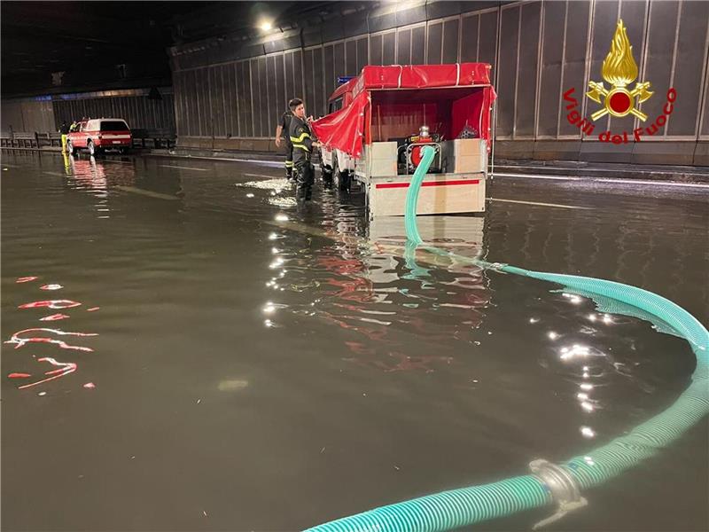 Eine nach starkem Regen überschwemmte Straße.