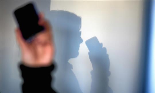 Eine neue Betrugsmasche bei WhatsApp trifft nun auch eine 84-Jährige in Altenau. Die Seniorin durchschaut aber den Trick und erstattet Anzeige.  Foto: Arno Burgi/dpa