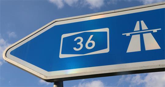 Blaues Hinweisschild auf die Autobahn 36.