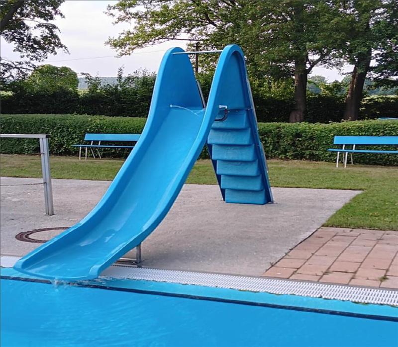 Freibad Rhüden bekommt eine Fasssauna: Das steht alles 2026 an eine blaue Rutsche