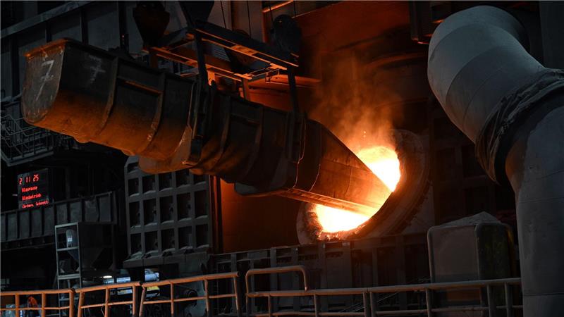 Eine neue Studie warnt: Würde Stahl nur noch aus dem Ausland kommen, drohten der deutschen Wirtschaft im Fall einer globalen Krise Milliardenverluste. (Archivbild)