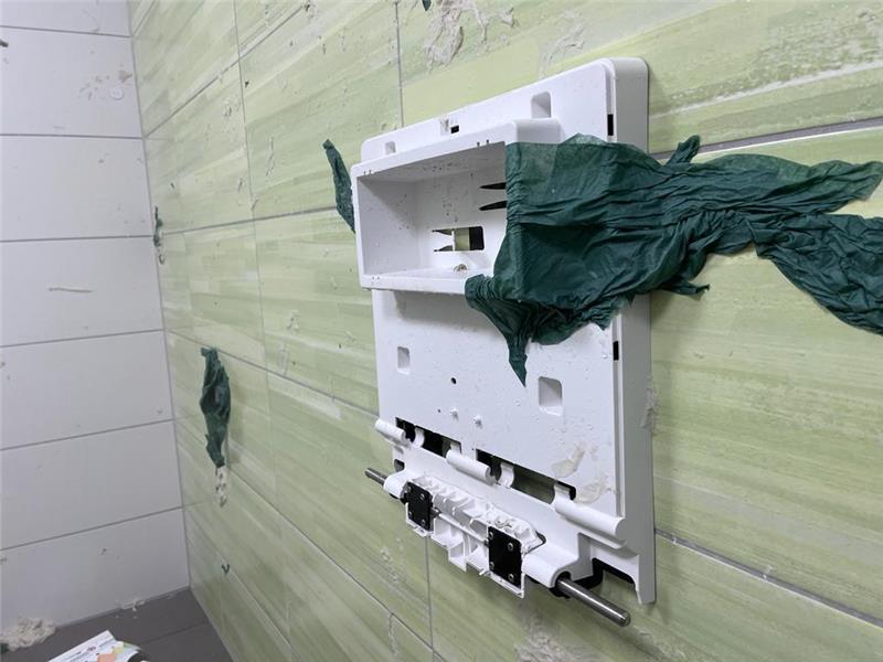 Eine öffentliche Toilette in Blankenburg wird von zwei 14-jährigen Mädchen verwüstet. Foto: Polizeirevir Harz