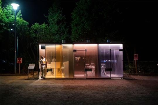 Eine öffentliche Toilette in Tokio wird durchsichtig, wenn sie nicht in Benutzung ist.