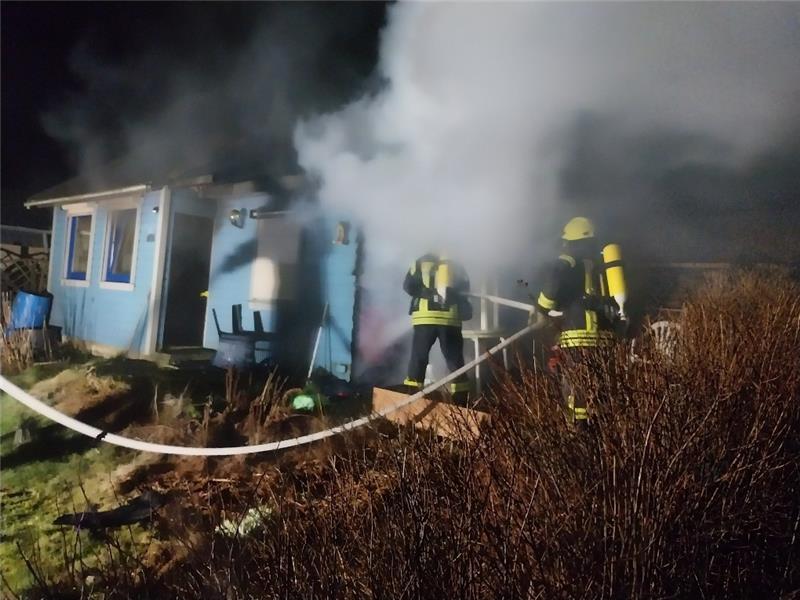 Schon wieder brennt in Clausthal-Zellerfeld eine Laube Eine ordentliche Rauchentwicklung macht Passanten auf den Brand aufmerksam. Foto: Feuerwehr