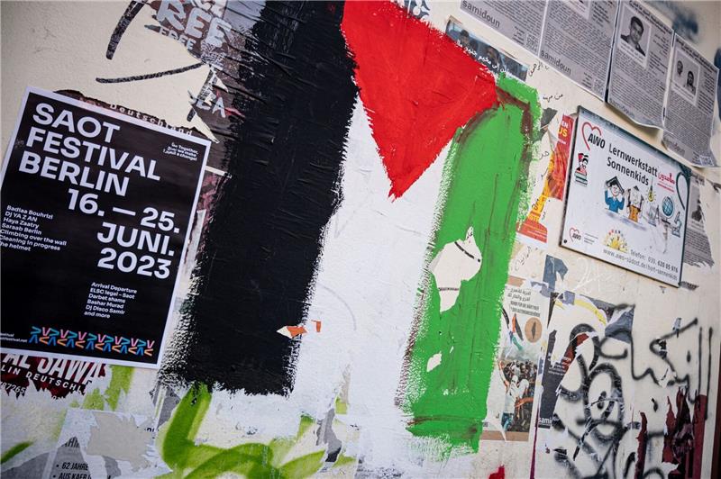 Beauftragter: Problem durch Antisemitismus an Schulen Eine palästinensische Flagge ist an eine Wand in Berlin-Neukölln gemalt.