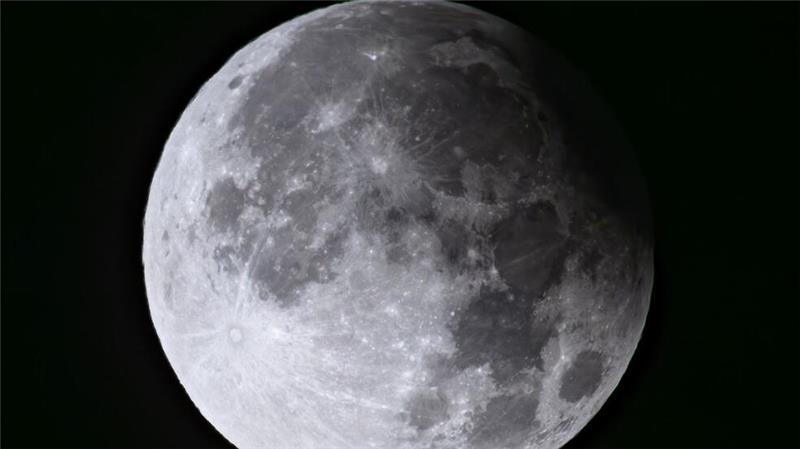 Sonne, Mond und Sterne im März - Mond- und Sonnenfinsternis Eine partielle Mondfinsternis, bei der 9,1 Prozent des Mondes verdeckt waren.
