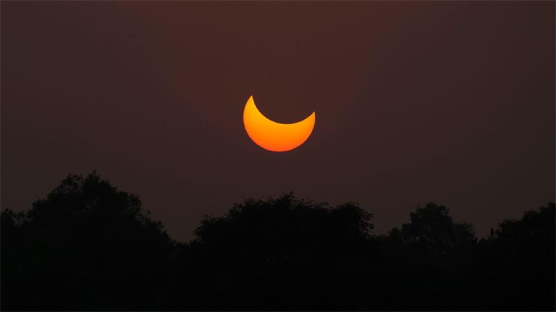 Eine partielle Sonnenfinsternis - aufgenommen 2022 über Lahore in Pakistan. (Archivbild)