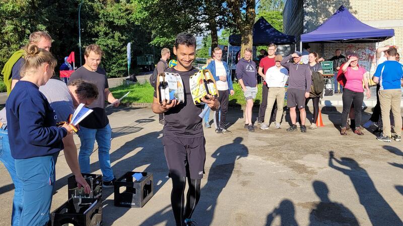 Sommersportfest der TU Clausthal macht der EM Konkurrenz Eine passende Belohnung für die Gewinner der Bierstaffel: Bier.