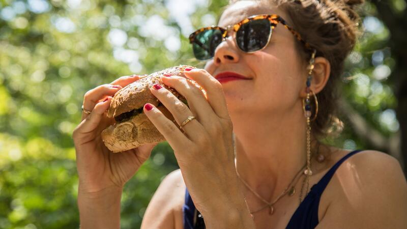 Vegan ernähren: So klappt der Umstieg Eine pflanzliche Ernährung kommt Tieren und der Umwelt zugute.