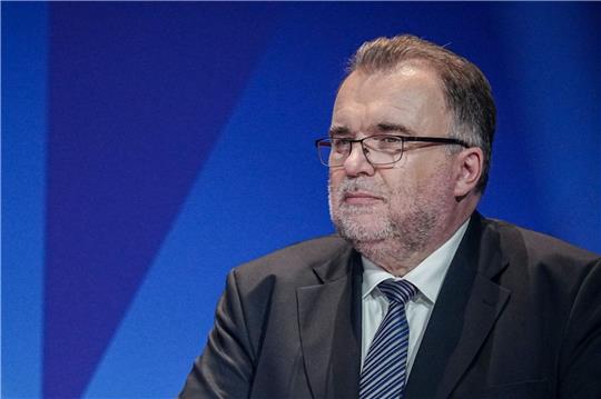 «Eine politische Bewegung, die die Wende rückwärts zu Nationalismus beschwört, ist schädlich für dieses Land: für die Wirtschaft und für Ansehen und Erfolg Deutschlands im globalen Kontext», sagt BDI-Präsident Siegfried Russwurm.