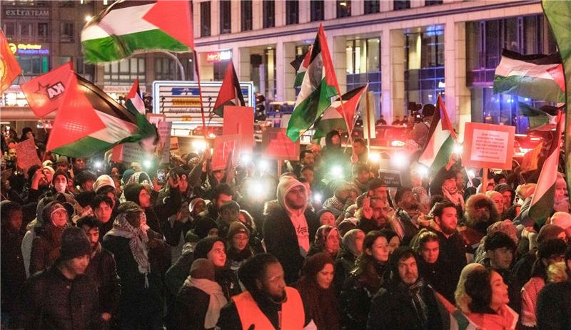 Innenminister: Missbrauch von Demonstrationen unerträglich Eine propalästinensische Demo zieht durch die Hamburger Innenstadt.