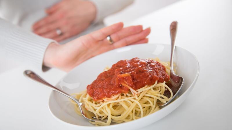 Depression, Angststörung und Co.: Bin ich psychisch krank? Eine psychische Erkrankung kann sich schon durch kleine Veränderungen wie Appetitlosigkeit bemerkbar machen.