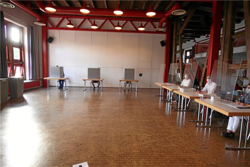 Eine rege Wahlbeteiligung bei der Kommunalwahl zeigt das große Interesse der Bürger an den lokalen Gremien wie dem Ortsrat – so wie hier im Dorfgemeinschaftshaus Schladen. Foto: Jambrek