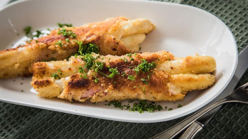 Womit sich Spargel besonders gut kombinieren lässt Eine richtig leckere Kobination: Zarter Spargel, würziger Schinken und cremiger Käse.