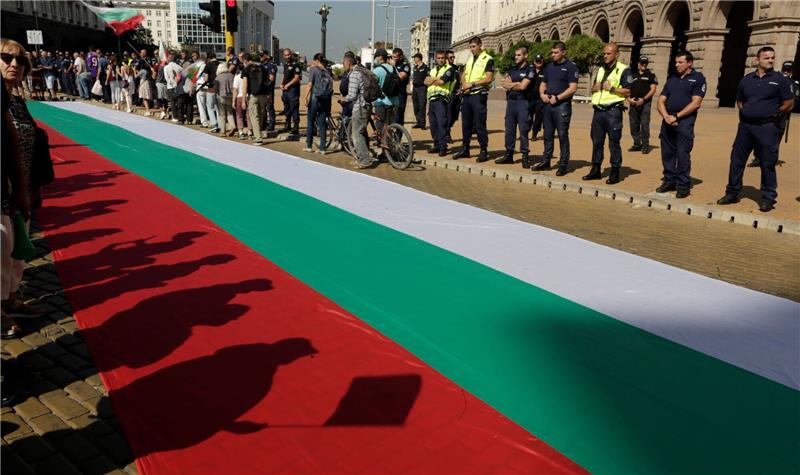 Bulgarien: Liberale Partei mit Regierungsbildung beauftragt Eine riesige bulgarische Flagge vor dem Gebäude der Nationalversammlung in Sofia.