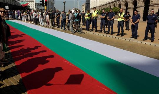 Eine riesige bulgarische Flagge vor dem Gebäude der Nationalversammlung in Sofia.