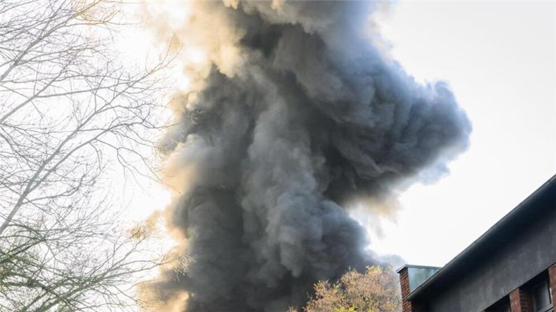 Eine riesige dunkle Rauchwolke ist über dem Süden Hannovers zu sehen. 