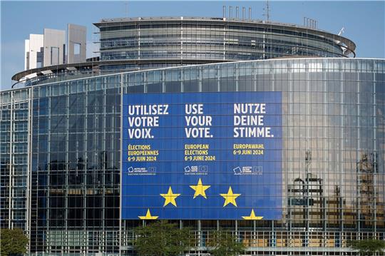 Eine riesiges Transparent wirbt am Europäischen Parlament in Straßburg für die Europawahlen.