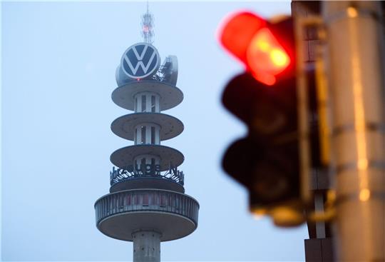 Eine rote Ampel leuchtet in Sichtweite des ehemaligen Fernsehturms „Telemoritz“ (auch „VW-Tower“).