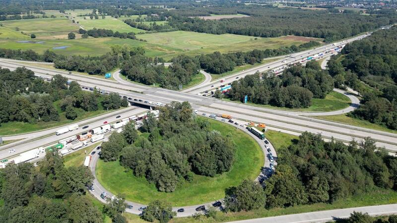 Eine rund fünf Kilometer lange Strecke auf der Autobahn 27 beim Bremer Kreuz ist vorübergehend für eine Klimaschutz-Demonstration gesperrt worden. Aktivisten seilten sich von einer Brücke ab und brachten mehrere Plakate an.
