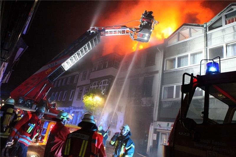 Eine schlaflose Nacht für die Feuerwehr – ihr gelang es, am 25. Juli 2013 das Übergreifen der Flammen, die sich vom Erdgeschoss bis zum Dachstuhl vorgearbeitet hatten, auf die Nachbargebäude zu verhindern.  Archivfotos: Schenk (3)