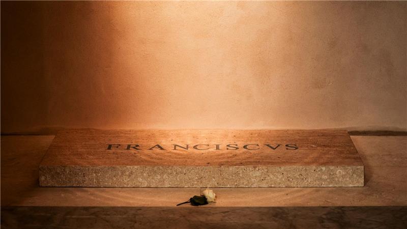 Nach Abschied von Papst Franziskus: Konklave rückt in Fokus Eine schlichte Marmorplatte liegt über dem Grab von Papst Franziskus.
