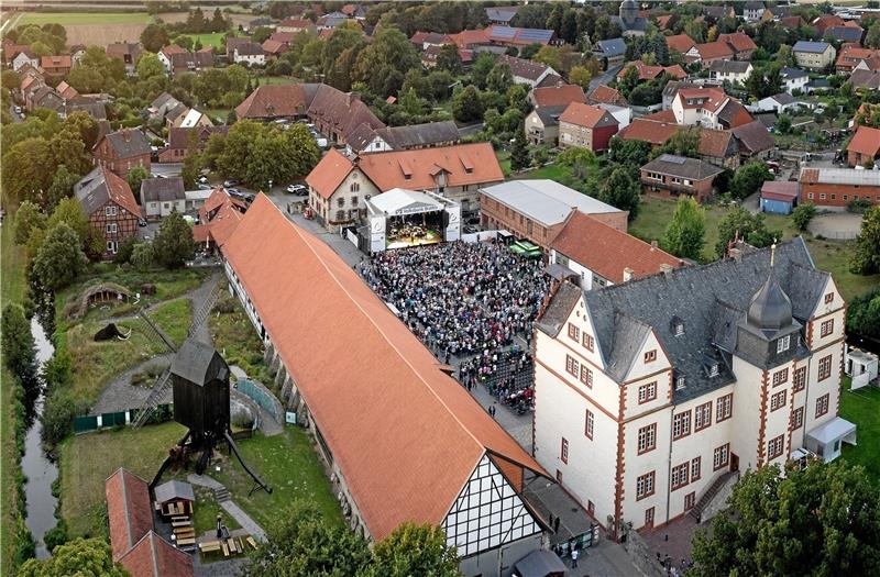Eine schöne Kulisse gehört zu einem guten Open-Air-Konzert genauso dazu wie die Musik der Bands, die hier auftreten. Beim Kultursommer in Salzgitter passt beides, Inhalt und Verpackung.  Foto: Stadt Salzgitter