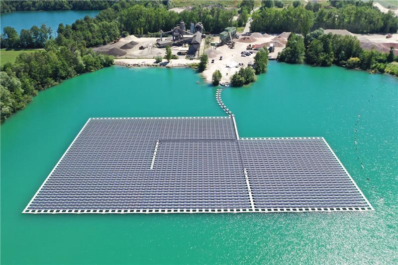 Eine schwimmende Photovoltaik-Anlage auf einem Baggersee. Bis 2045 soll Deutschland klimaneutral werden. Der Umbau der deutschen Energieversorgung soll höchste Priorität haben.