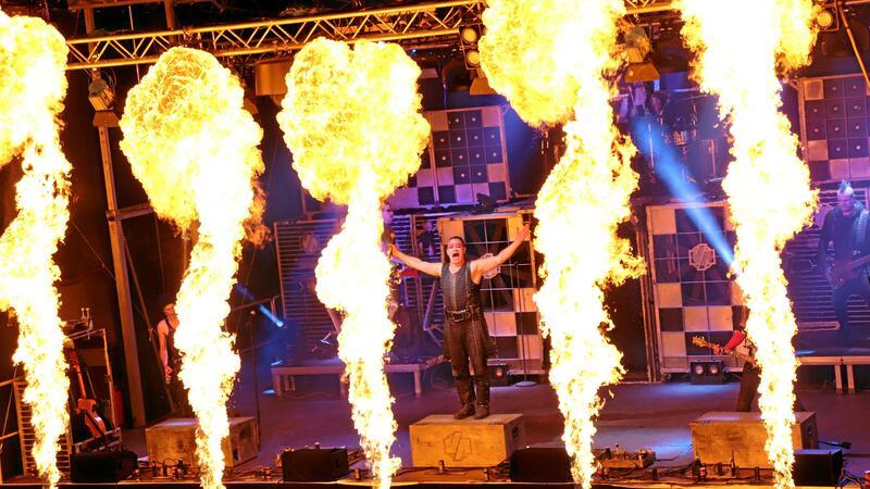 Völkerball spielt beim Goslarer Pfalz-Open-Air 2025 Eine spektakuläre Pyroshow gehört bei Völkerball dazu.