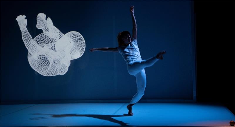 Eine spielerische Performance: Schwerkraft trifft auf Tanz und Videoinstallation.