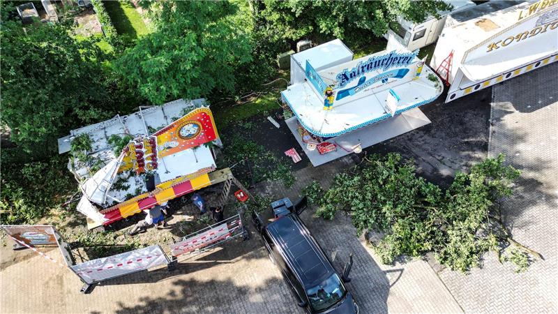 Meeresleuchten am Strand – Zeltlager für Kinder geräumt Eine stark beschädigte Schaustellerbude auf dem Schützenfest