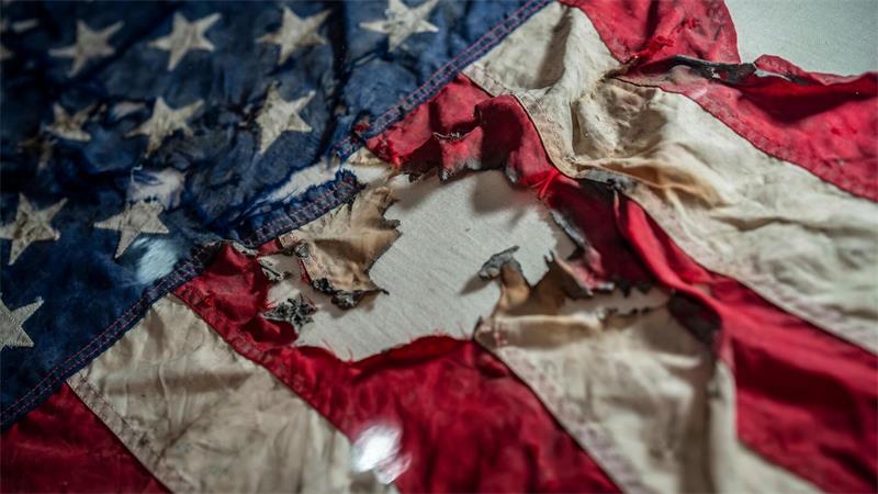 Eine stark beschädigte US-Flagge, die aus den Trümmern des World Trade Centers geborgen wurde, ist im Smithsonian National Museum of American History ausgestellt.