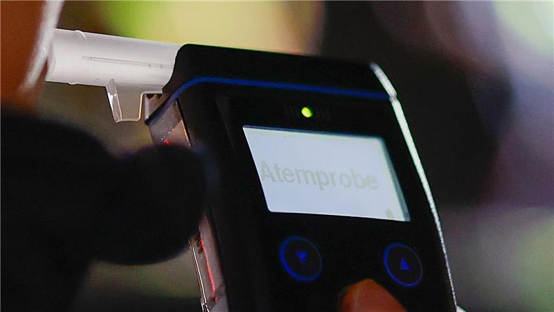 Eine stark betrunkene Autofahrerin wurde zweimal hintereinander von der Polizei angehalten. (Symbolbild) 