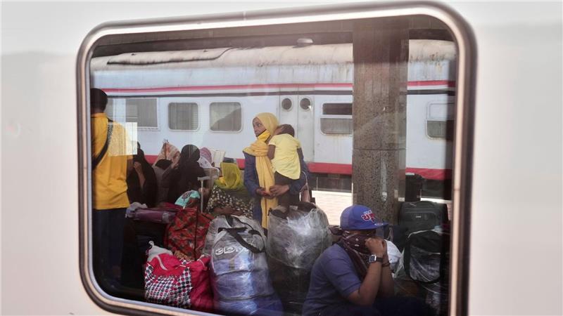 Bilder des Tages Eine sudanesische Frau und Kinder, die aus ihrer Heimat vertrieben wurden und nun zurückkehren, warten im Kairoer Bahnhof Ramses auf ihren Zug nach Assuan, Ägypten.