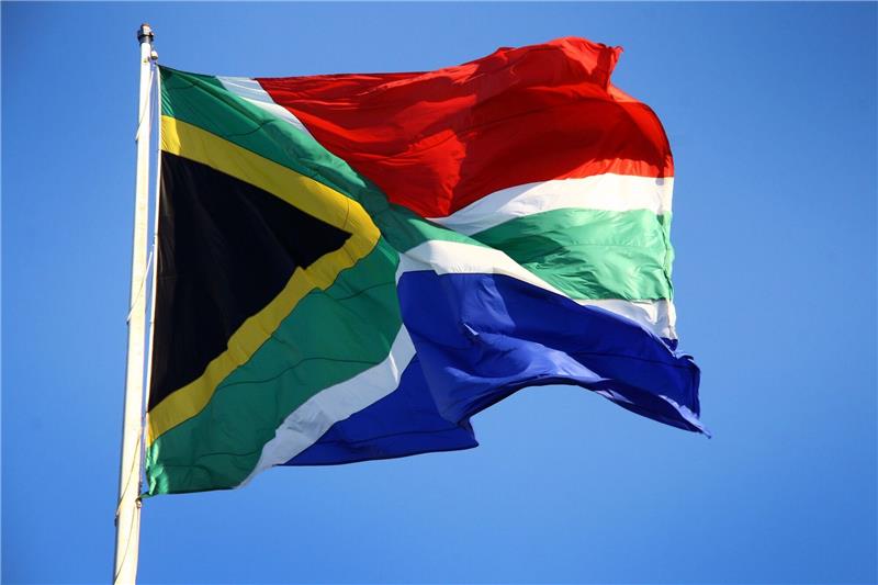 Tod eines Deutschen in Südafrika: Verdächtige festgenommen Eine südafrikanische Flagge: Auf dem Weg in den Kruger-Nationalpark wurde ein Tourist aus Deutschland überfallen und getötet.