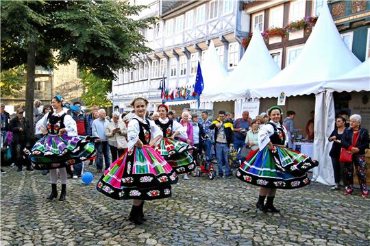 Eine tschechische Folklore-Gruppe tanzt auf dem Markt der Partnerstädte auf dem Schuhhof.  Fotos: Epping