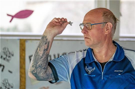Eine überragende Vorstellung liefert Dieter Heibei, der Salzgitters Nationalspieler Nico Schunke mit 3:0 schlägt und damit maßgeblich zum Sieg der Jerstedter Falken gegen die Lumberjacks beiträgt. Foto: Drechsler