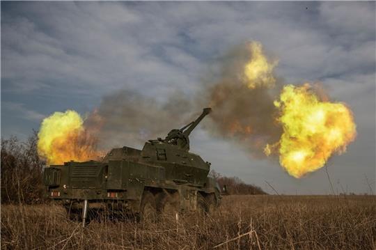 Eine ukrainische 152-mm-Panzerhaubitze Dana feuert auf russische Stellungen in der Region Donezk.