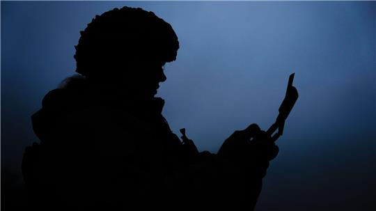 Eine ukrainische Drohnenoperatorin fliegt eine Vampire-Drohne.