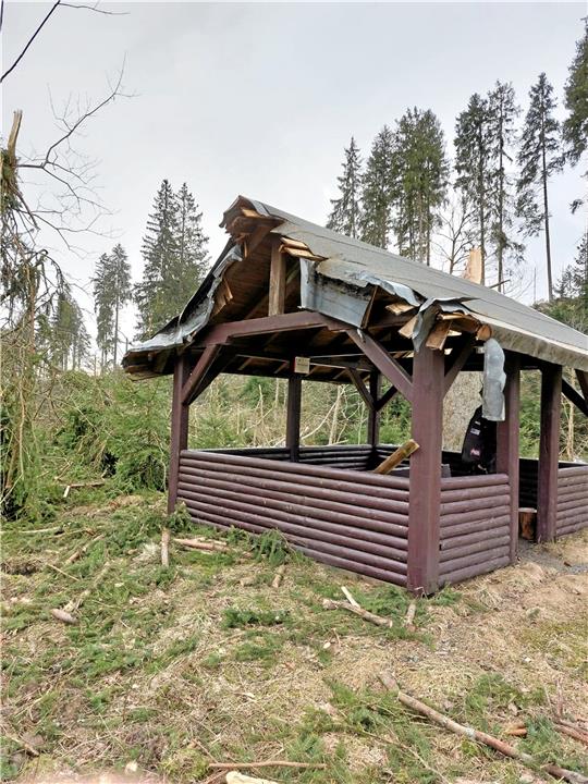 Eine umgestürzte Fichte hat nach den heftigen Stürmen die Arthur-Paech-Hütte im Langetal zerstört. Für die Reparatur muss eine Dachdeckerfirma ausrücken – kein billiges Unterfangen, so Vorsitzender Axel Pfannkuche. Foto: Privat