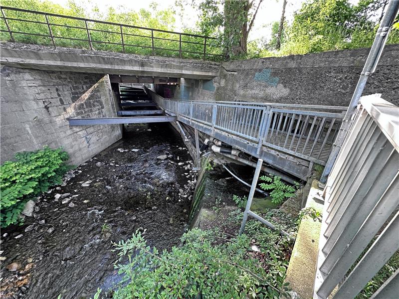 Eine ungewöhnliche Konstruktion: Oben ist die Eisenbahnbrücke, darunter die Fußgängerbrücke, die parallel zur Radau verläuft. Und links unten zu erkennen ist der Regenwasserstollen, der aus Richtung Bahnhof kommt. Foto: Schlegel