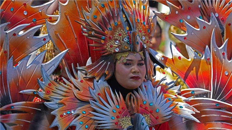 Bilder des Tages Eine verkleidete Person nimmt an dem Karneval zur Feier zum 80. Jahrestag der indonesischen Unabhängigkeit in Banda Aceh teil.