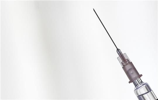 Eine vermeintliche Schönheitsklinik in Vietnam war nur zum Haareschneiden zugelassen - trotzdem hat man einer 17-Jährigen so genannte Fillers injiziert. Nun ist das Mädchen auf einem Auge blind (Symbolbild).