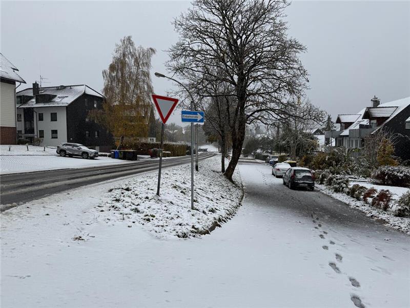 Eine verschneite Straße in Braunlage.