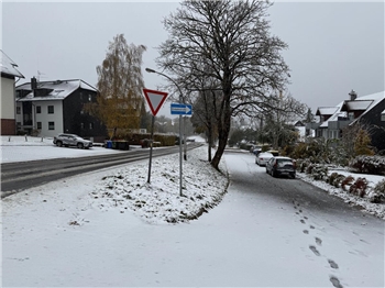 Eine verschneite Straße in Braunlage.
