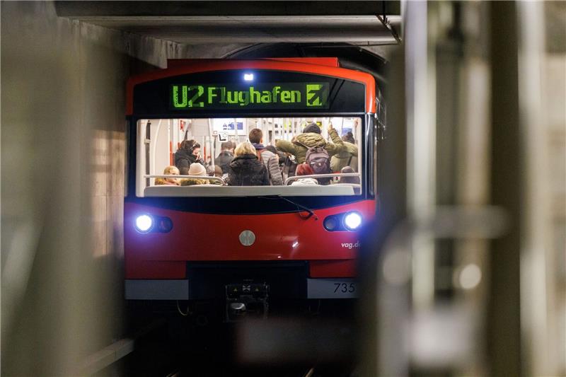 Nachholbedarf bei „smarter Mobilität” in deutschen Städten Eine vollautomatische U-Bahn in Nürnberg fährt in einen Bahnhof ein.