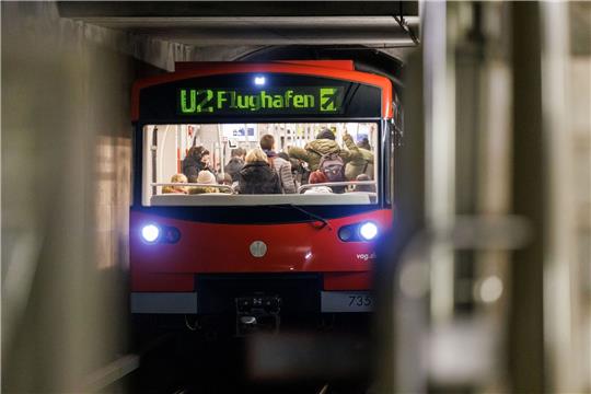 Eine vollautomatische U-Bahn in Nürnberg fährt in einen Bahnhof ein.
