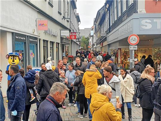 Eine volle Innenstadt, das wünscht sich der Einzelhandel, aber auch online kann Umsatz erzeugt werden. Foto: Sowa